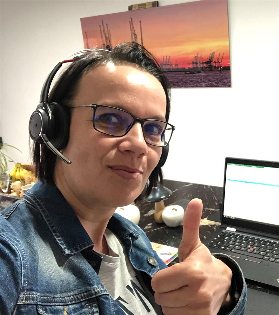 Katja Görke an ihrem Arbeitsplatz